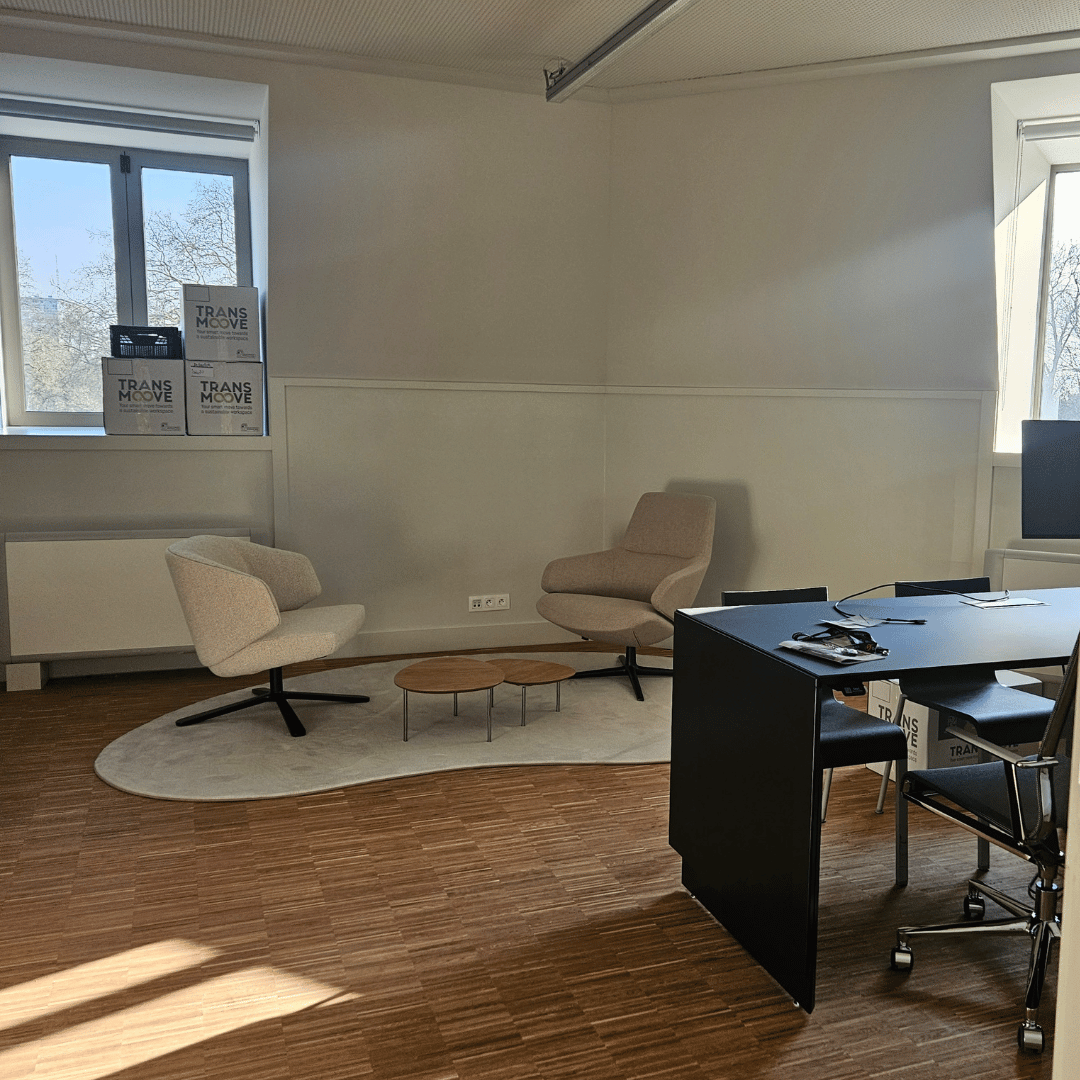 Kantoor met houten vloer en organisch Maison Forton tapijt en zithoek.