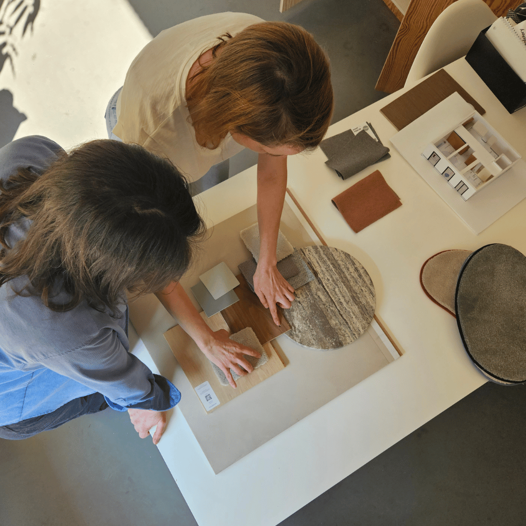 Bovenaanzicht interieurarchitect en Jozefien Forton tijdens maken van project moodboard.