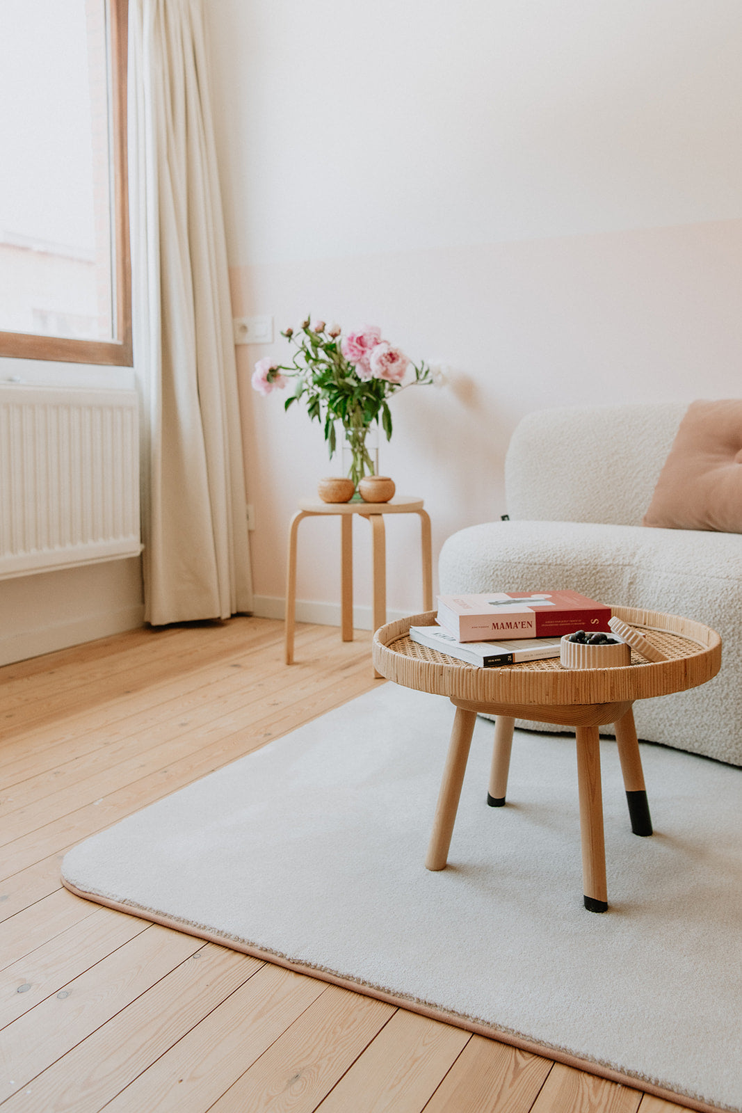 Interieur met zetel en bijzettafels op tenderkleurig Rounded01. duurzaam tapijt.