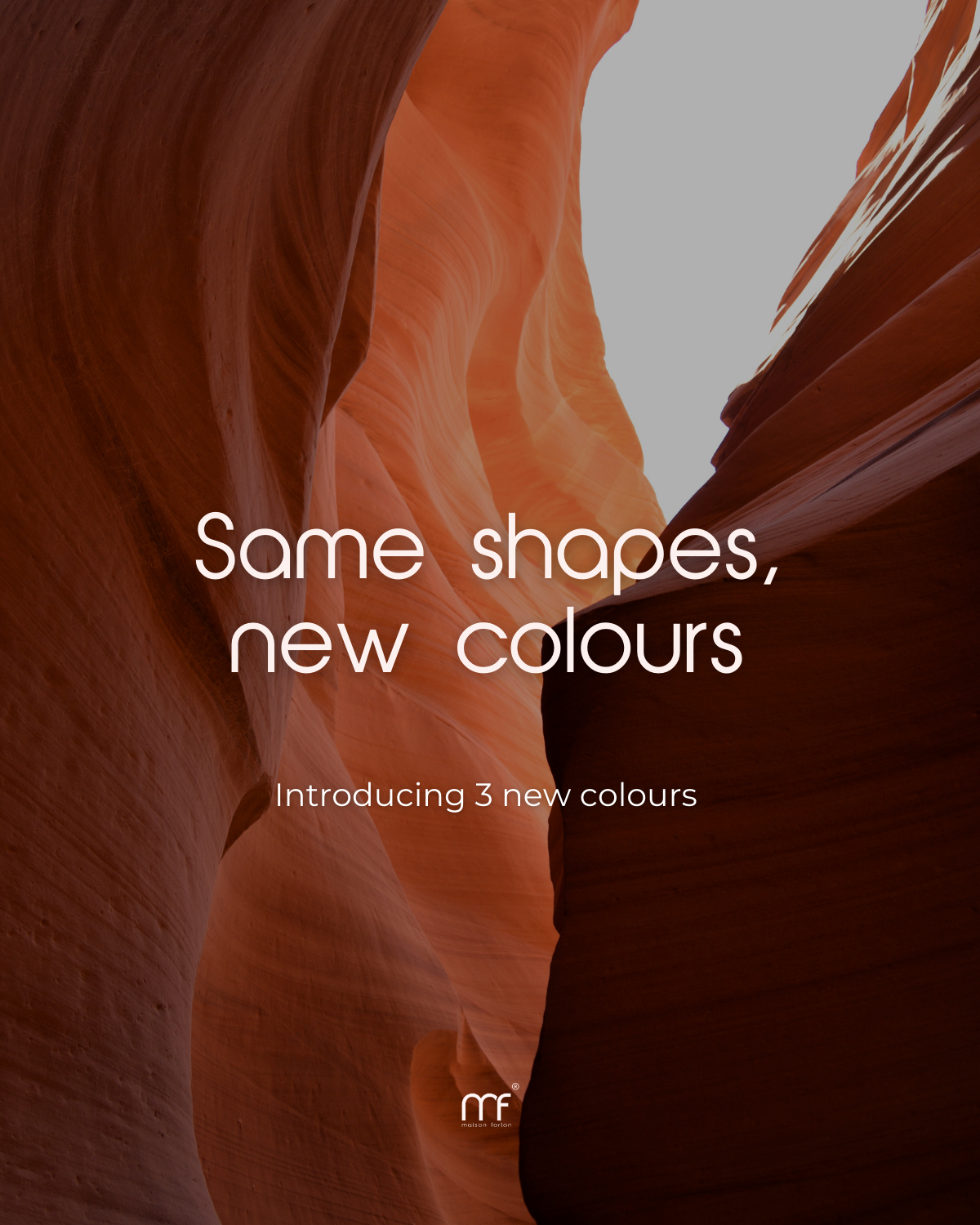 Abstracte, natuurlijke rotsformaties in warme aardetinten met de tekst “Same shapes, new colours – Introducing 3 new colours” en het Maison Forton-logo.