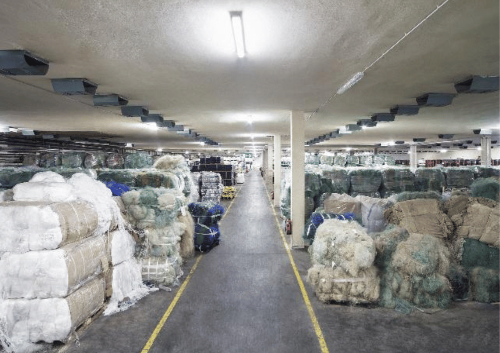 Gerecycleerd materiaal (Econyl: visnetten, fabrieksafval, oude tapijten) als grondstof voor toekomstige circulaire tapijten.