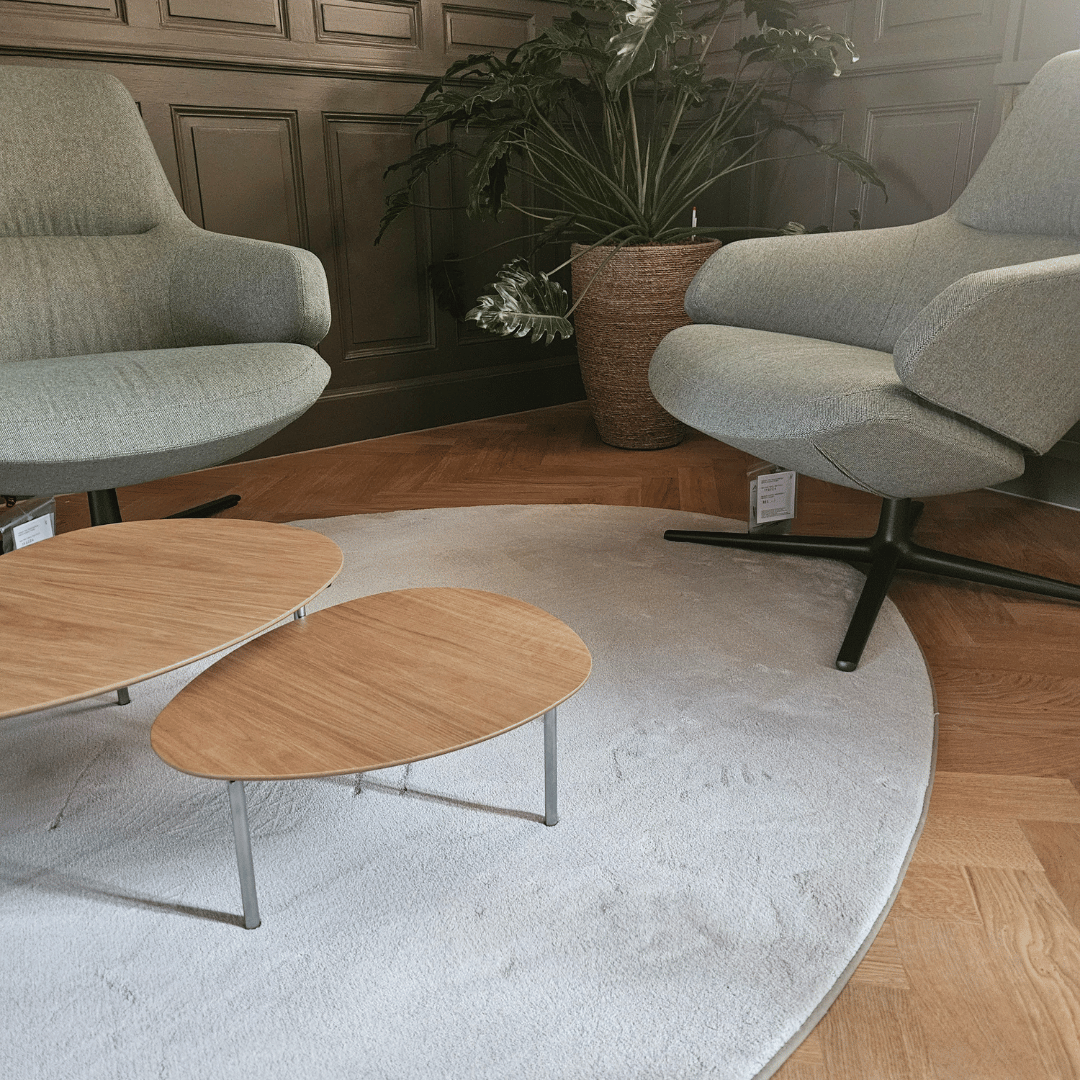 Maison Forton tapijt in kantoor project op parket vloer en organische vormen.