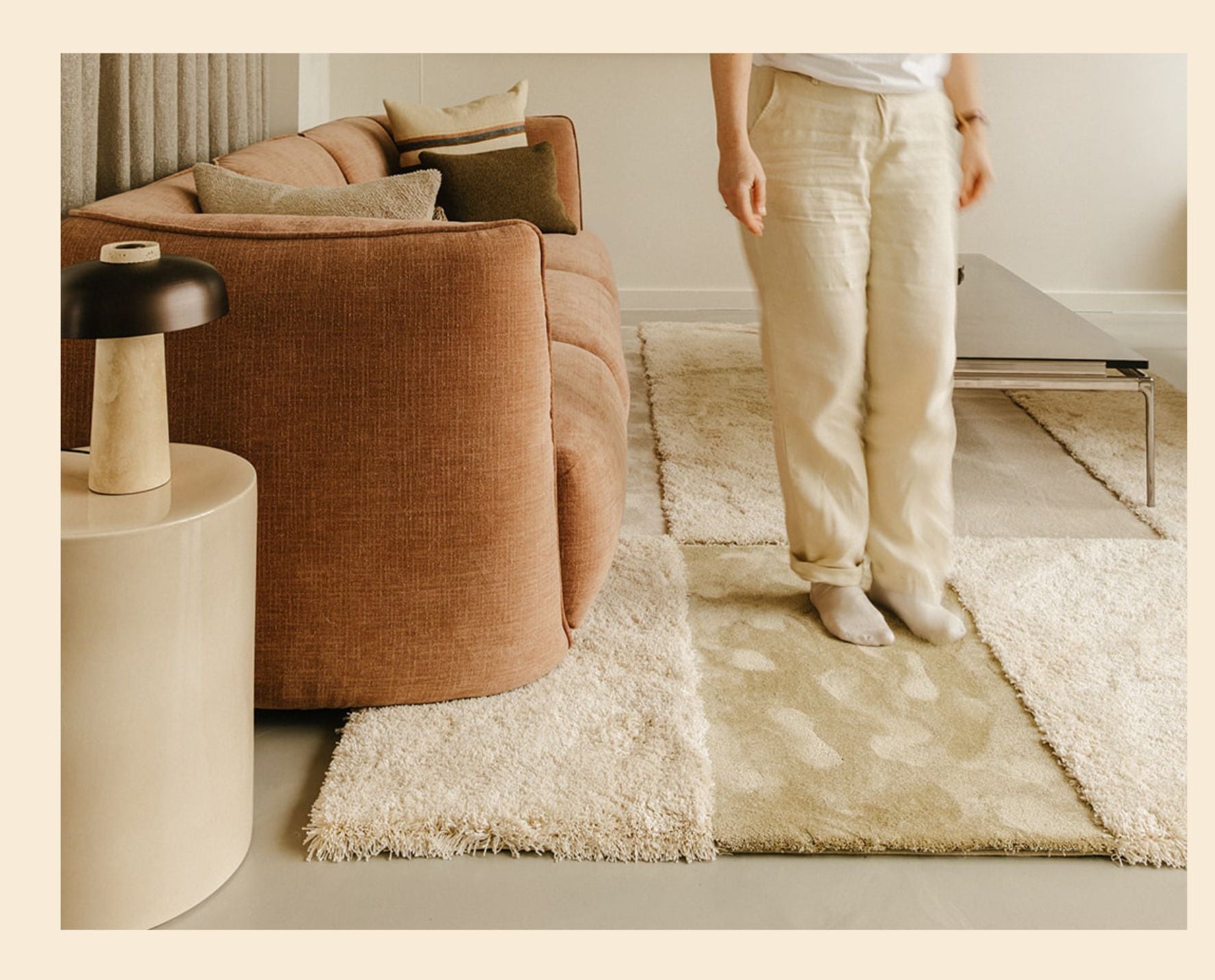 Rhythm modulair  tapijt. Dune Low & Moon High & Olive Low. Jozefien Forton staat op het tapijt. Future-proof design