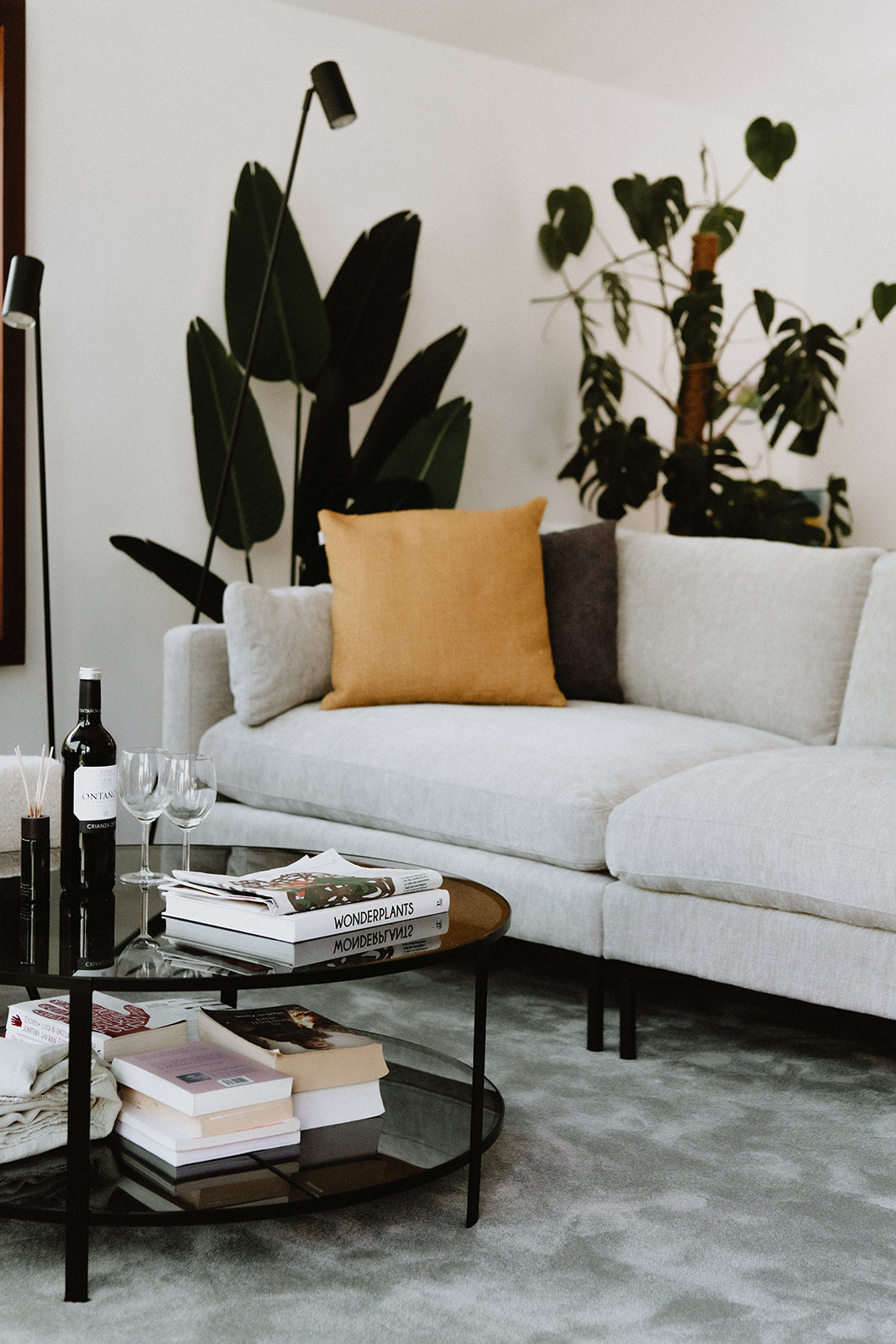 Interieurinspiratie met verschillende objecten zoals planten, bijzettafel, zetel op een zacht grijskleurig duurzaam Maison Forton tapijt.