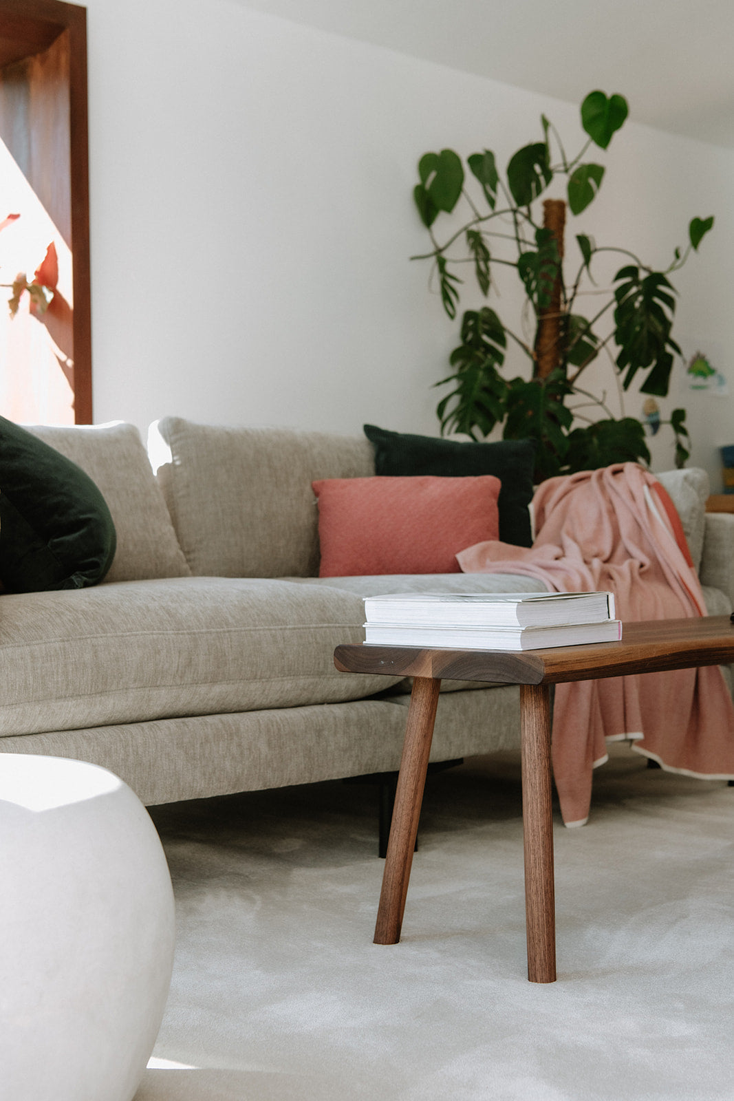 Huiselijk interieur met zetel en bijzettafel op beigekleurig, rechthoekig eco-frienly vloerkleed.