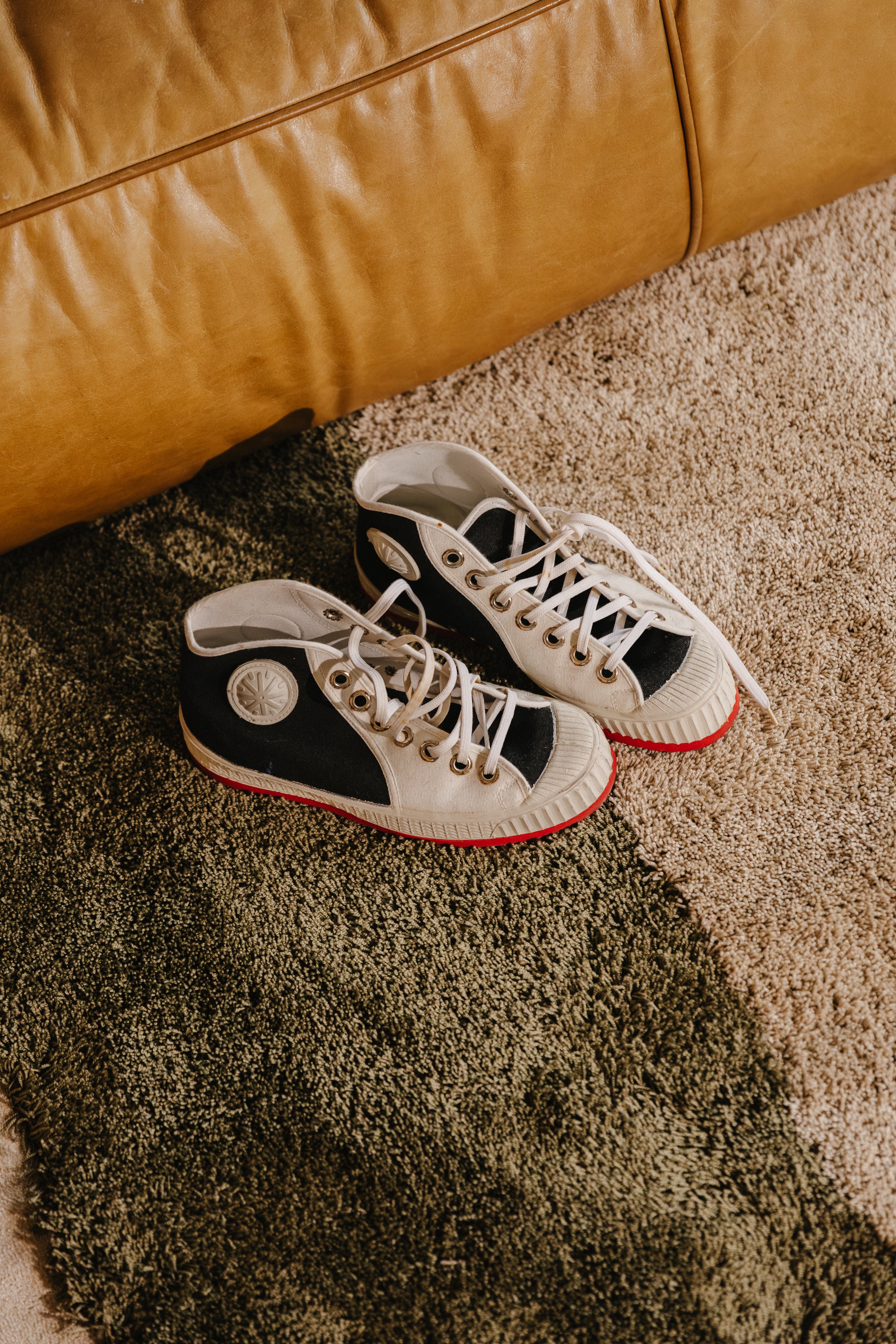 Sneakers op Rhythm modulair tapijt. Moss high & Desert high. Creative.