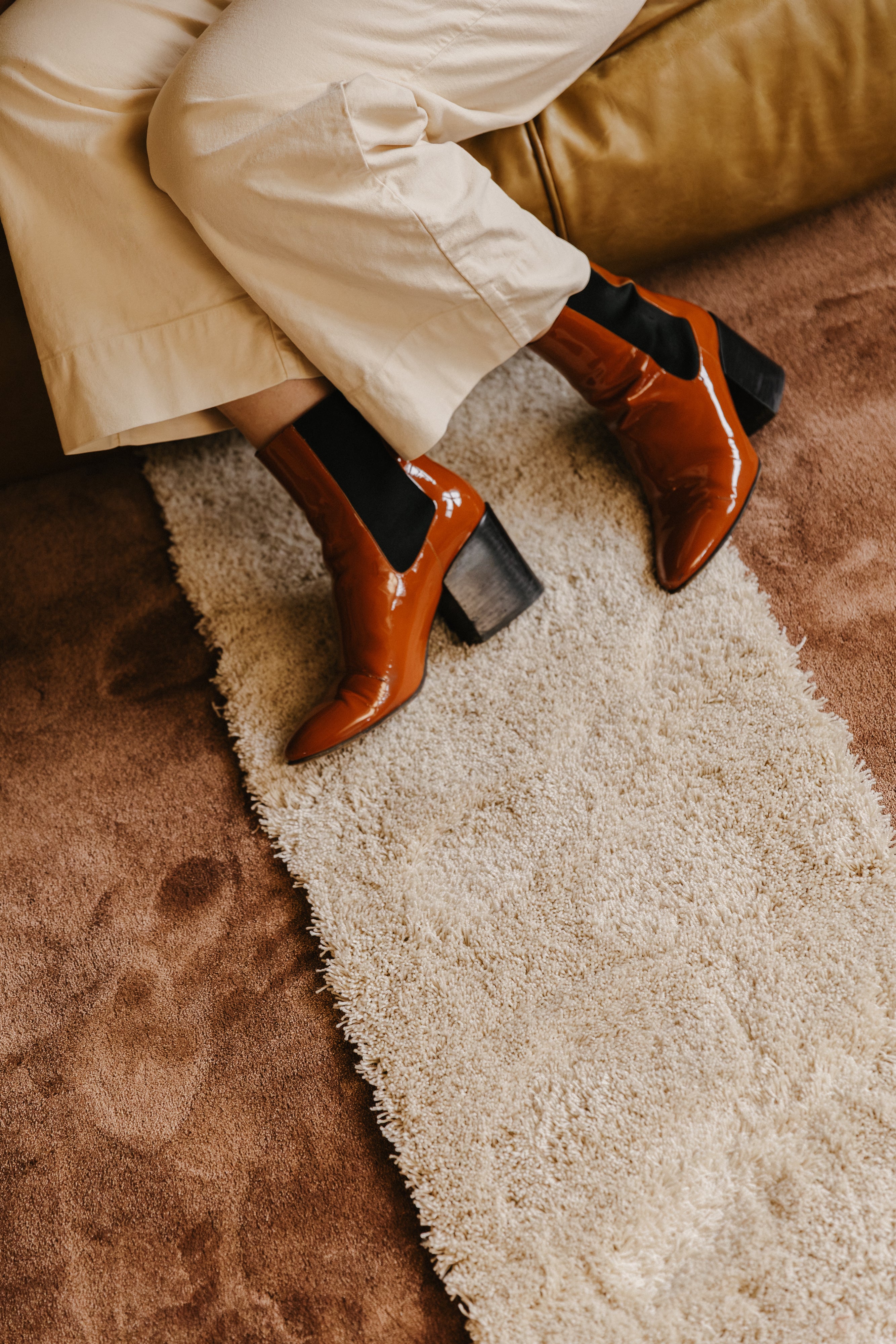 Hippe botjes op het Rhythm modulair tapijt. Kleuren earth low & moon high.