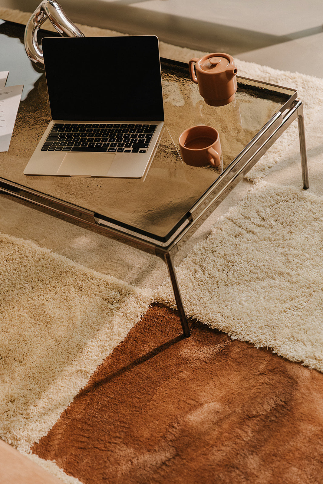 Rhythm tapijt Dune low Moon high Earth low als accentkleur in warm interieur. Werksfeer, tafel met computer.