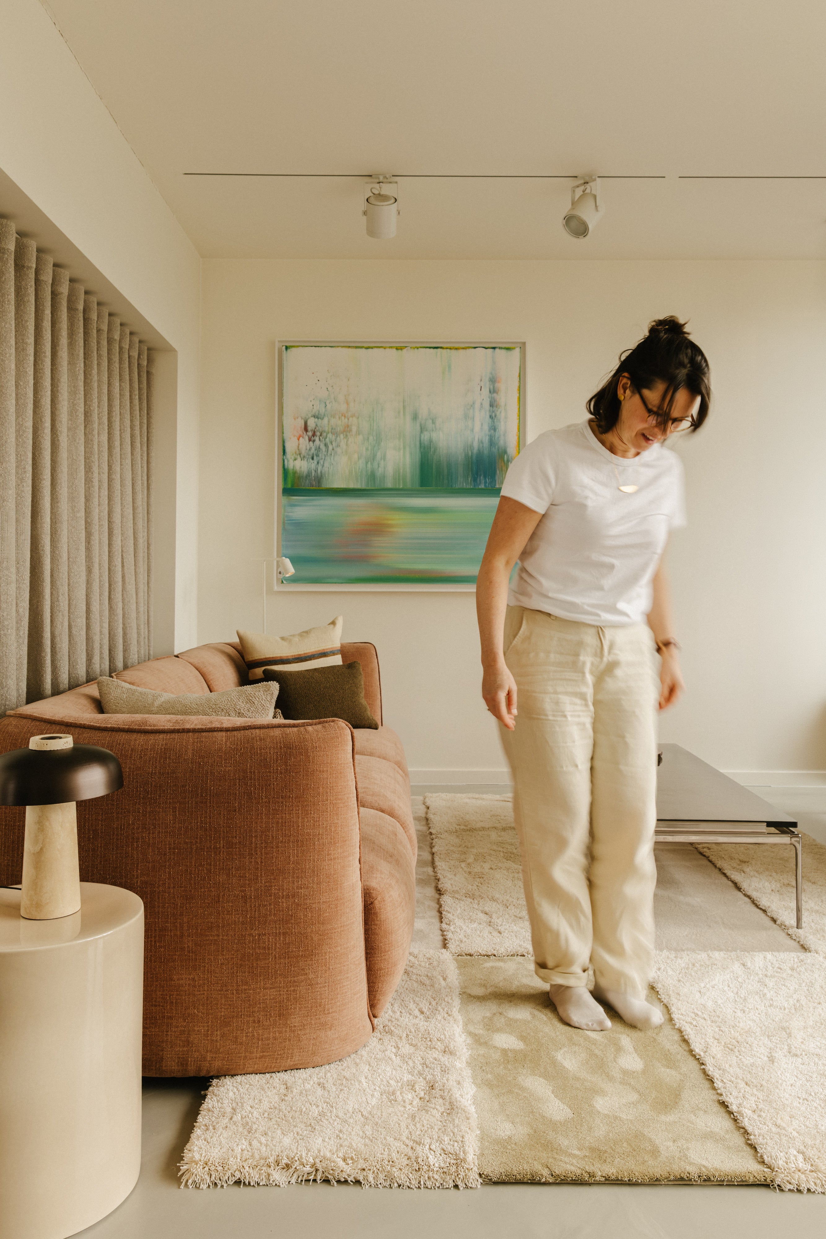 RHYTHM tapijt Dune low Moon high Olive low in warm modern interieur, Jozefien Forton staat op het tapijt