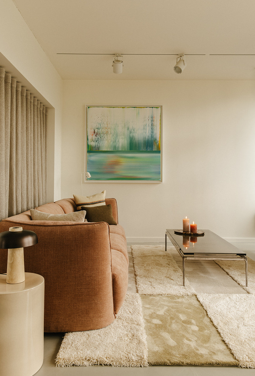 RHYTHM tapijt met Dune low, Moon high en Earth low in modern interieur.