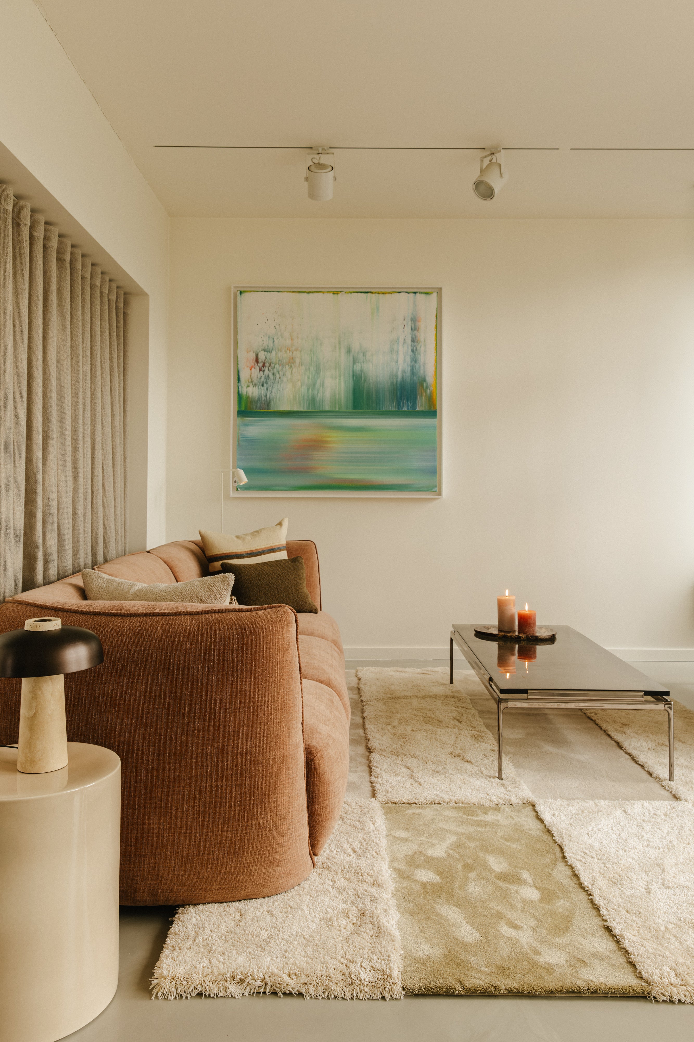 Rhythm tapijt in de kleuren Dune low Moon high met een accentkleur Olive green. 