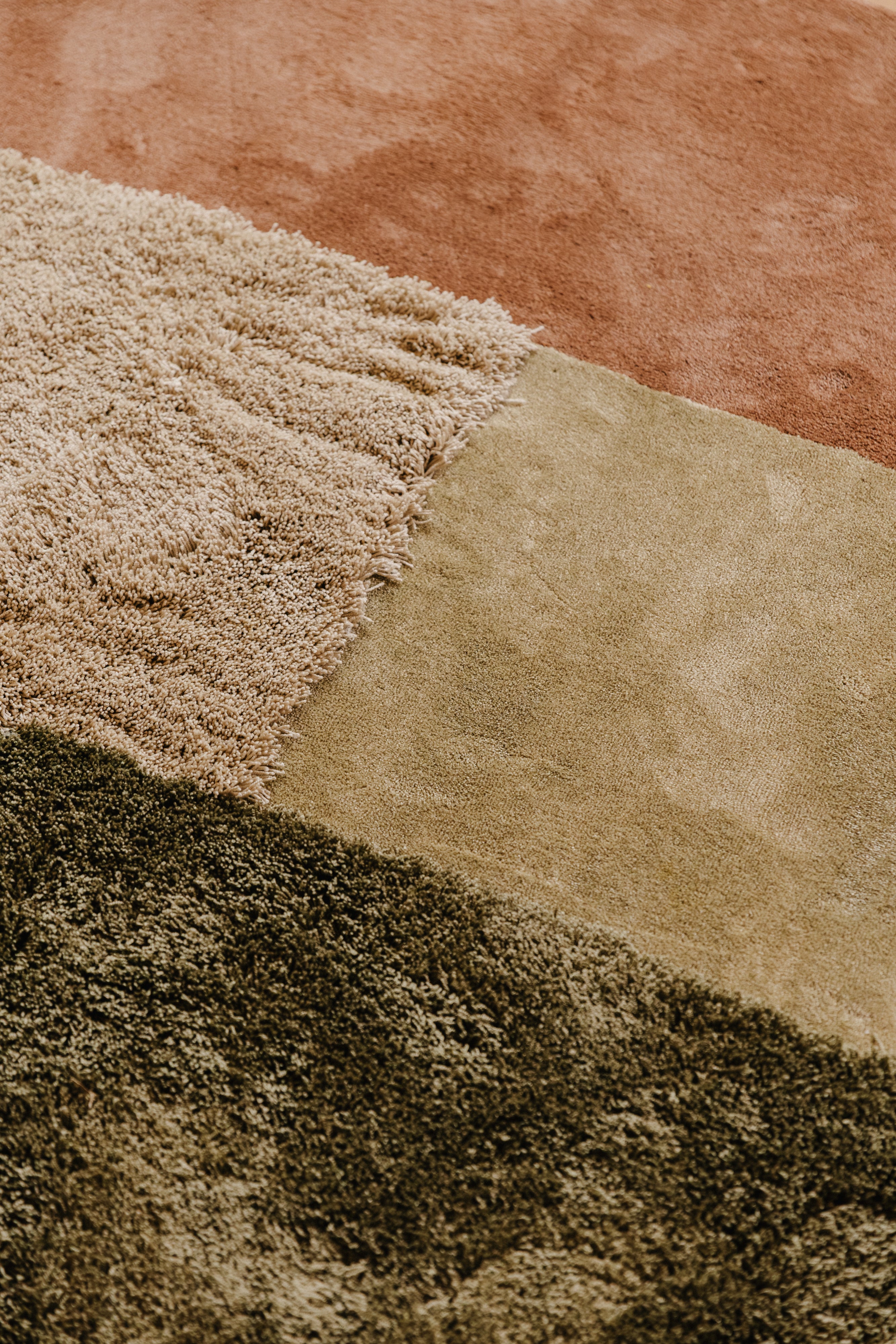 Rhythm modulair tapijt. Stijl creative, combinatie van earth low, olive low, moss high, desert high.